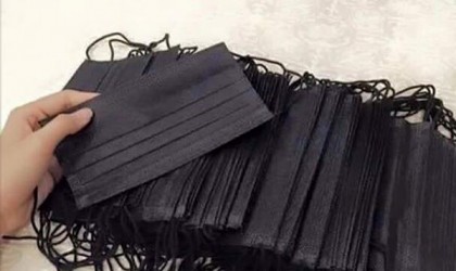 Mọc chi chít mụn ở cằm vì đua mốt khẩu trang đen Hàn Quốc
